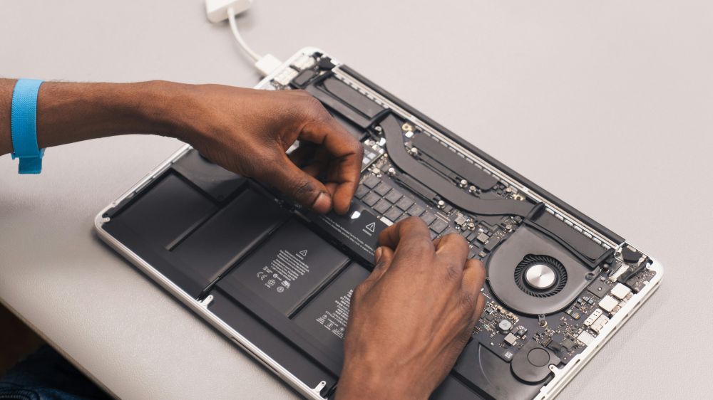 Macbook reparation: hvad du skal vide, før computeren går i sort